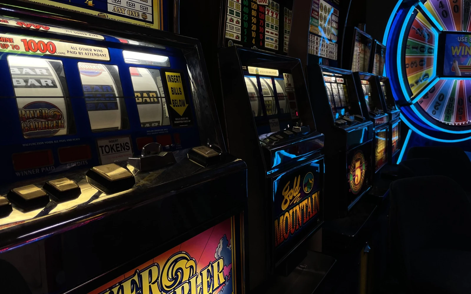 รีลเกมสล็อตพร้อมสัญลักษณ์พิเศษและกรอบธีมเกม